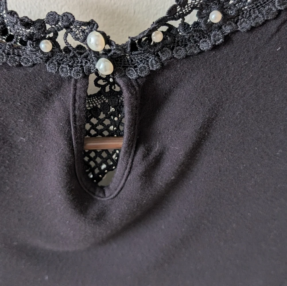 Top Chic pearl and lace embellished black short sleeve party top. Size Large - Picture 9 of 12
